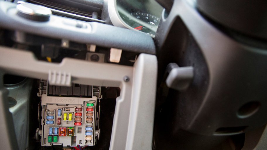 how to change car fuses angie\u0027s list Blown Fuse in Fuse Box car fuse box changing a blown fuse is a relatively simple diy task (photo by eldon lindsay)